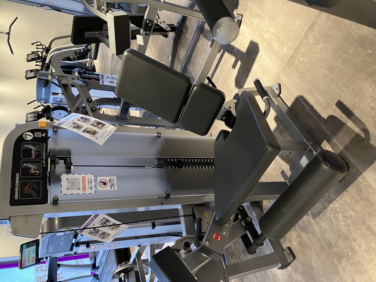 私が通うジムのレッグエクステンションマシン(Hammer Strength)。脚のトレーニングに毎朝使う