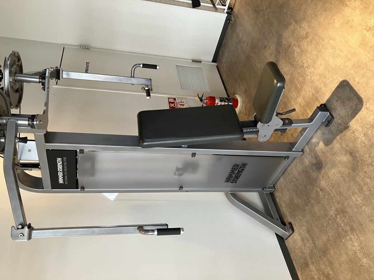 私が通うジムのトレーニング器具。チェストプレスマシン（Hammer Strength）