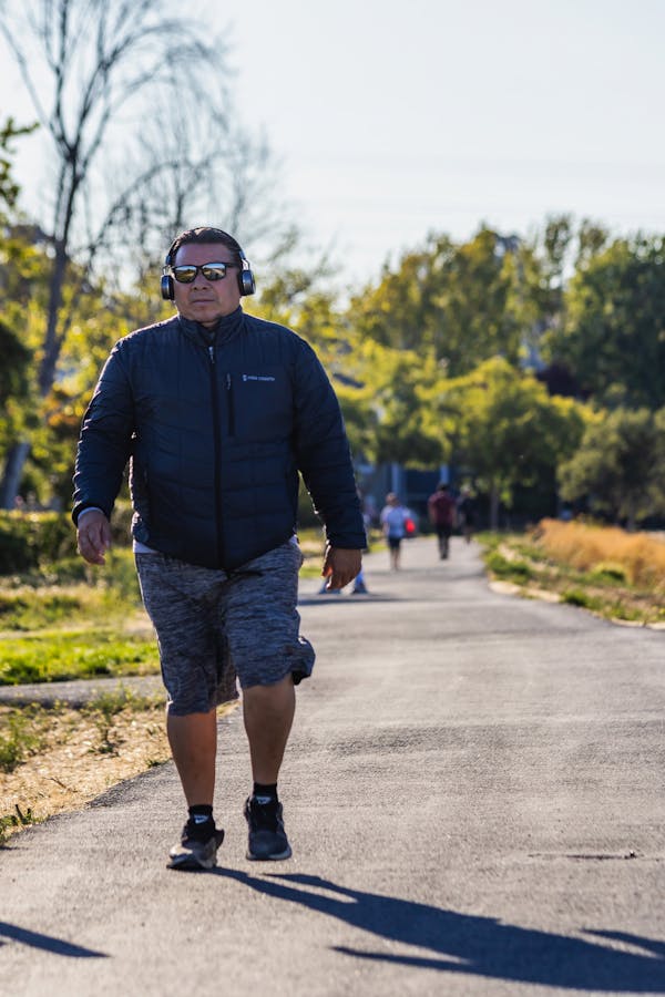 公園をウォーキングする男性のイメージ