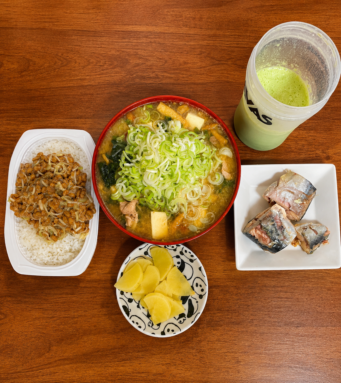 納豆ご飯と具だくさん味噌汁と鯖缶の夕食
