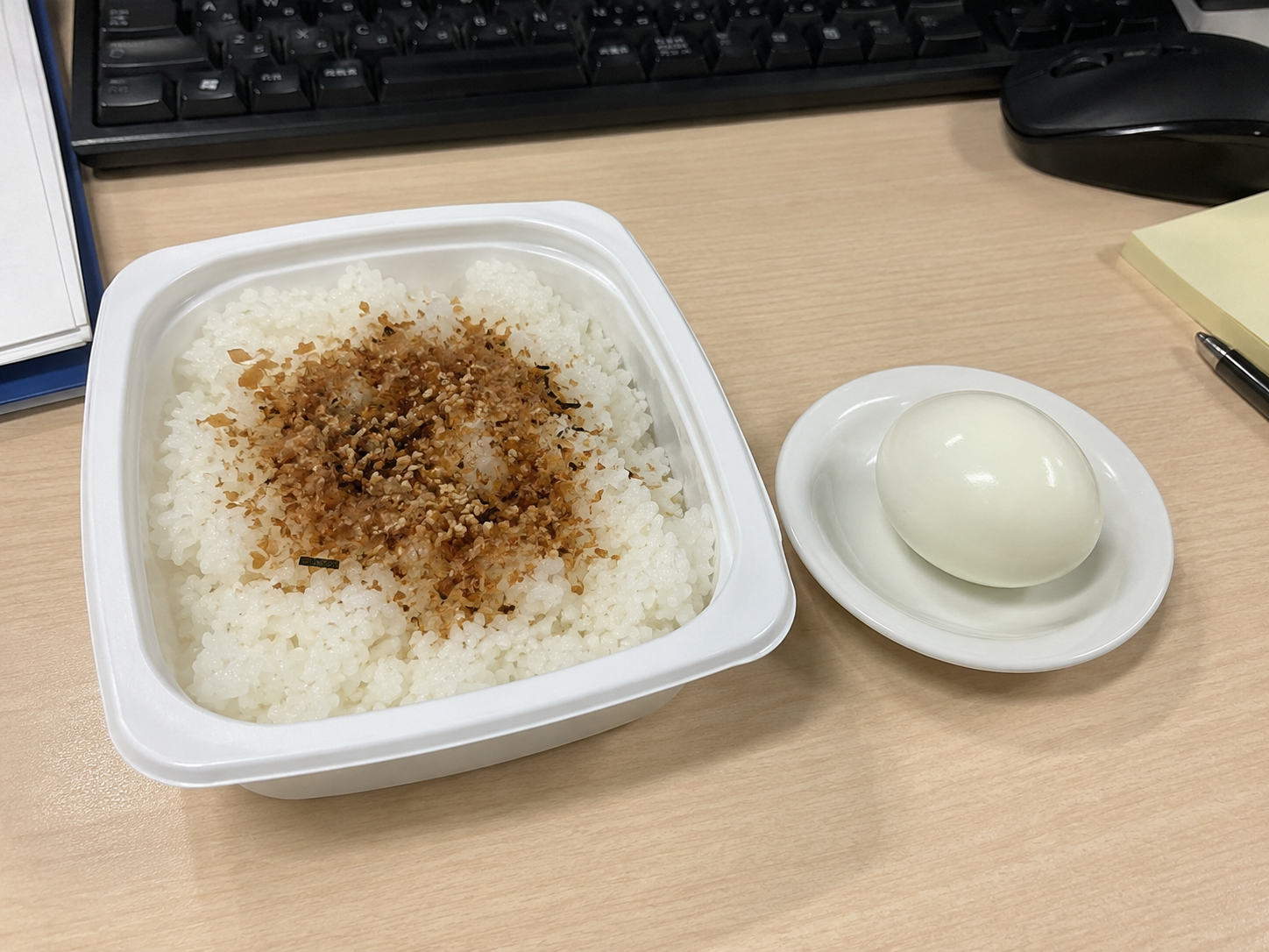 レトルトご飯とゆで卵のシンプルなランチ