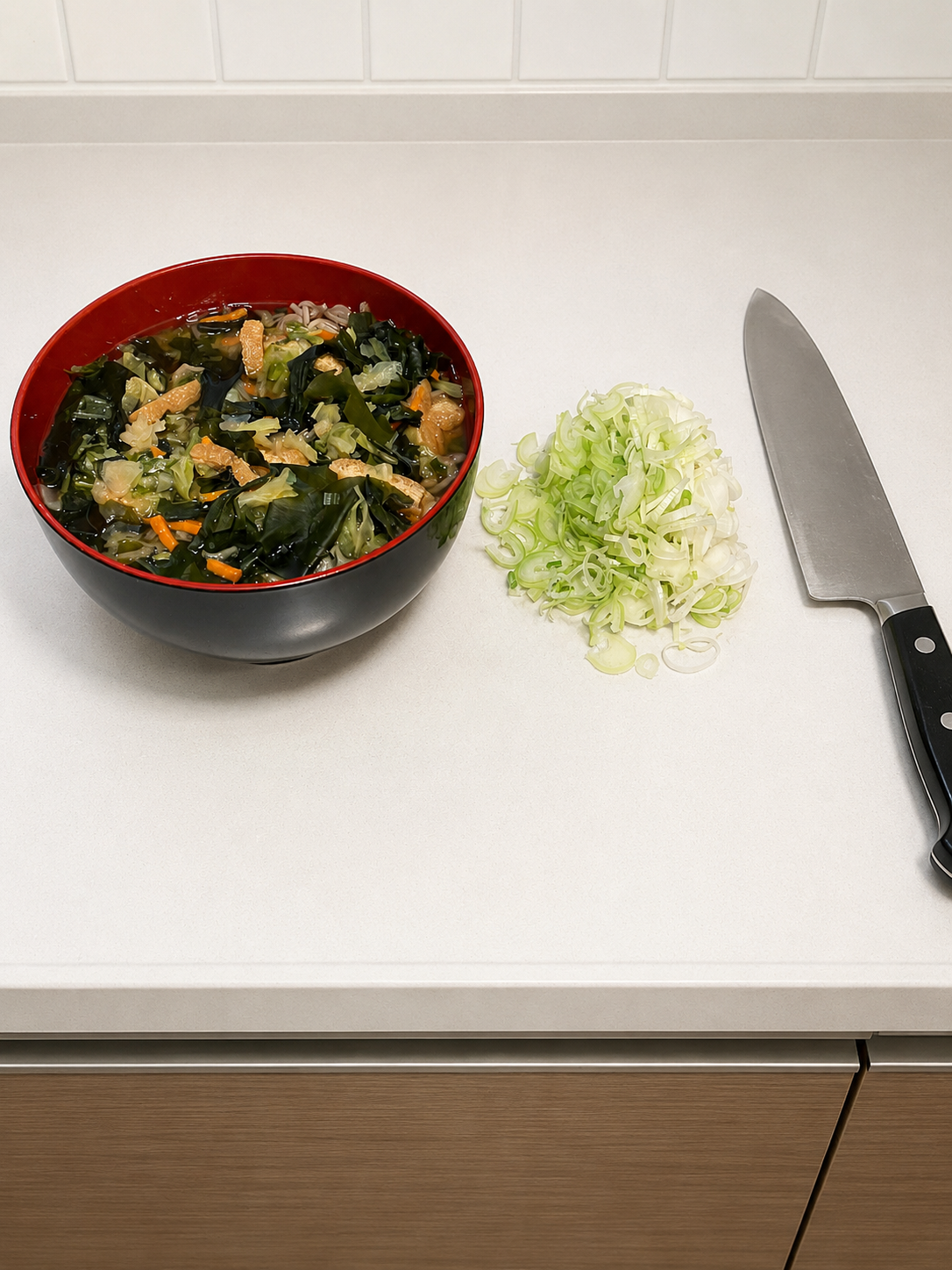 キッチンでそばを作っている様子